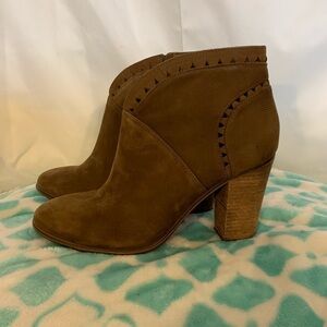 Vince Camuto fritan brown leather ankle booties 10